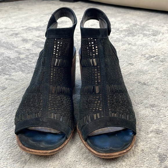 Vince Camuto Keannie Sandals Laser Cut Open Toe Stacked Heel Black Sz 8.5 - Picture 4 of 13